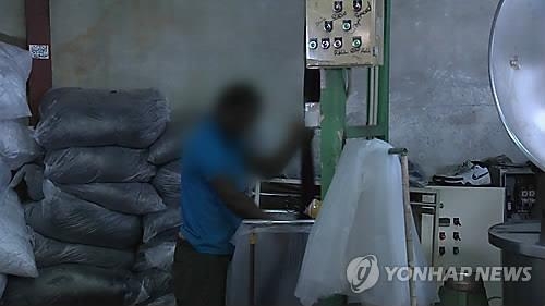 韓国で働く外国人労働者＝（聯合ニュースＴＶ）