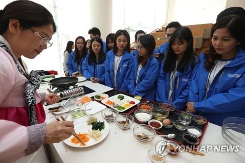 韓国料理の作り方を学ぶ外国人観光客（資料写真）＝（聯合ニュース）