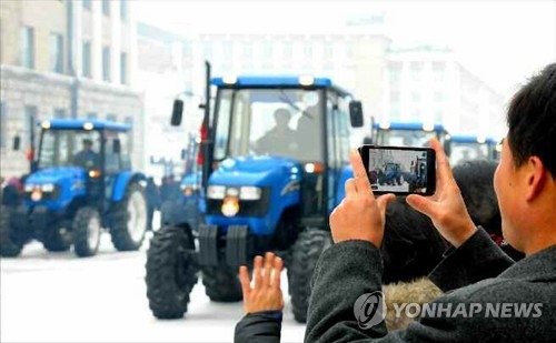 平壌市内で行われた行事を携帯電話で撮影する市民（資料写真）＝（聯合ニュース）