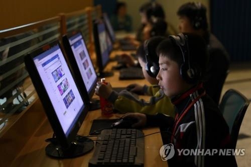 パソコンを使う北朝鮮の子どもたち（資料写真）＝（ＥＰＡ＝聯合ニュース）