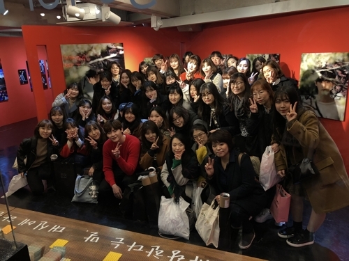 ファンと行ったバザーに参加したイ・ジョンソクさん（最前列中央、グッドネイバーズ提供）＝（聯合ニュース）