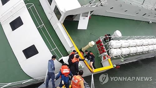 脱出するイ・ジュンソク船長（海洋警察庁提供）＝（聯合ニュース）