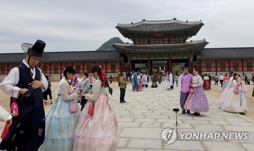 韓国伝統衣装を着て故宮を訪れる外国人観光客（資料写真）＝（聯合ニュース）