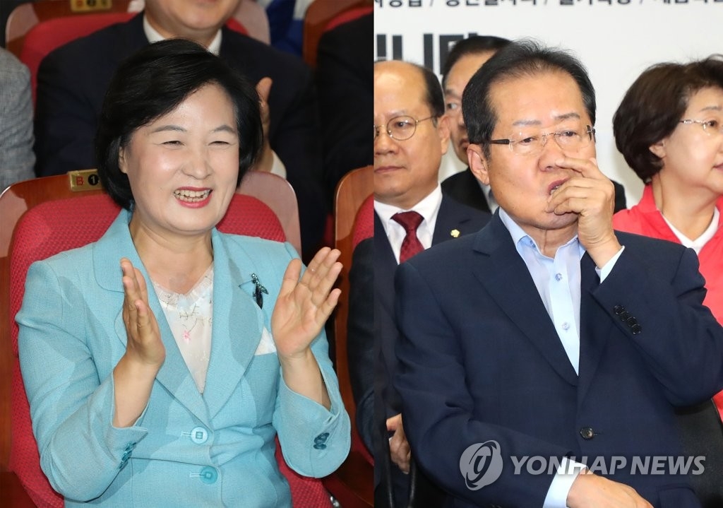 テレビの開票速報を見守る民主党の秋美愛（チュ・ミエ）代表（左）と韓国党の洪準杓（ホン・ジュンピョ）代表＝１３日、ソウル（聯合ニュース）