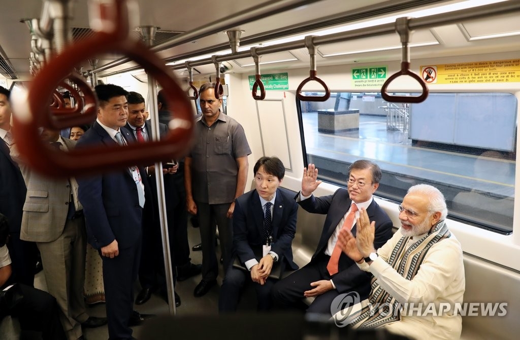 地下鉄に乗ってサムスンの工場に向かう文大統領（右から２人目）とモディ首相（右端）＝９日、ニューデリー（聯合ニュース）