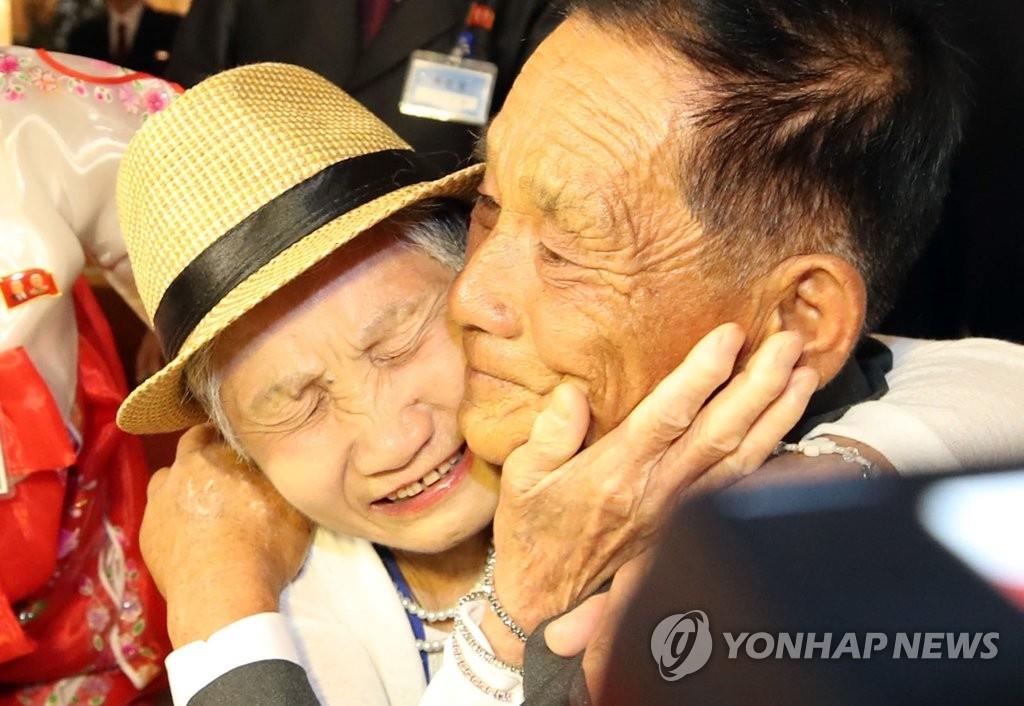 韓国のイ・グムソムさんが北朝鮮の息子リ・サンチョルさんと対面し、涙を流している（ニュース通信取材団）＝２０日、金剛山（聯合ニュース）