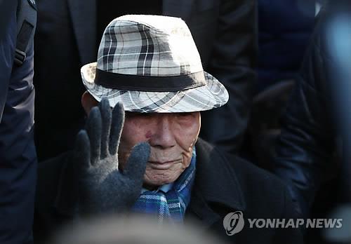 大法院に入る元徴用工で原告のイ・チュンシクさん＝３０日、ソウル（聯合ニュース）＝（聯合ニュース）