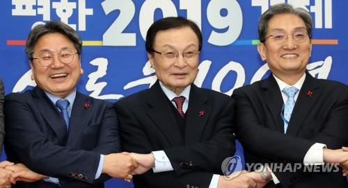 記念撮影を行う李代表（中央）と魯室長（右）＝１１日、ソウル（聯合ニュース）