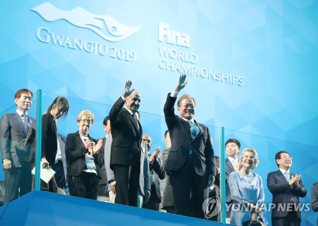 開会式で手を振る文大統領（中央右）＝１２日、光州（聯合ニュース）