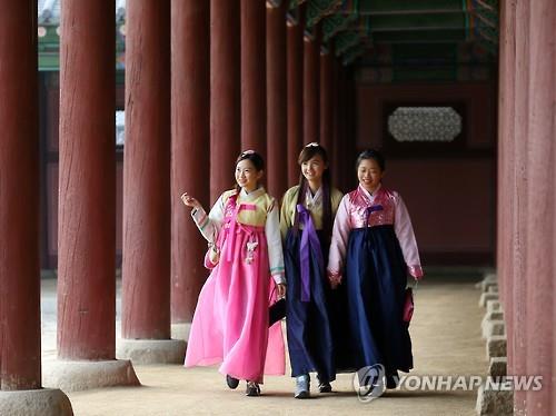 韓国の伝統衣装「韓服」を着た外国人観光客（資料写真）＝（聯合ニュース）