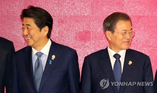 韓国の文在寅（ムン・ジェイン）大統領（右）と日本の安倍晋三首相。１２月下旬の韓中日首脳会談で顔を合わせる予定だ（資料写真）＝（聯合ニュース）