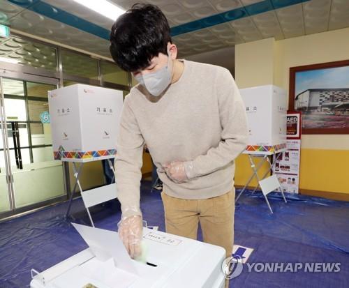 １８歳有権者が初の１票　より良い社会への期待込め＝韓国総選挙