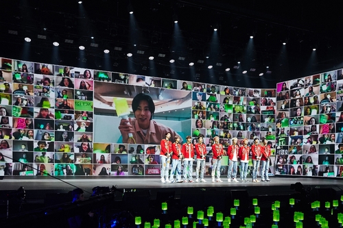 「ＮＣＴ１２７　Ｂｅｙｏｎｄ　ｔｈｅ　Ｏｒｉｇｉｎ」の様子。バックに視聴者が映し出されている（ＳＭエンタテインメント提供）＝（聯合ニュース）≪転載・転用禁止≫
