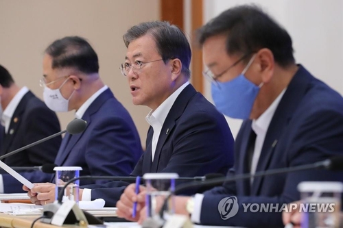非常経済会議で発言する文大統領＝１日、ソウル（聯合ニュース）