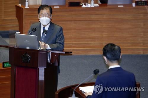 国会で答弁する鄭氏＝１９日、ソウル（聯合ニュース）