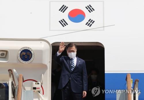 専用機に乗り込み、あいさつする文大統領＝１９日、城南（聯合ニュース）