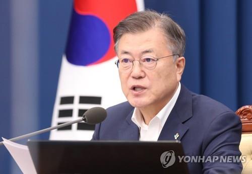 特別防疫点検会議で発言する文大統領＝７日、ソウル（聯合ニュース）