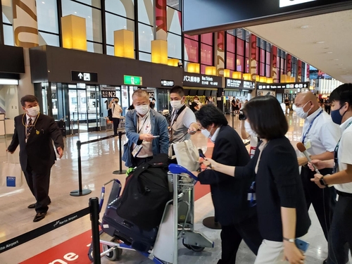 成田空港で記者団に囲まれた相馬🅂氏＝１１日、成田（聯合ニュース）