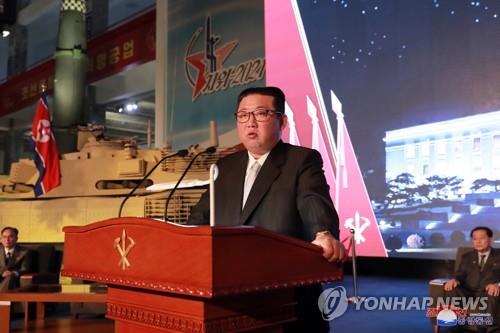 １１日、国防発展展覧会で演説する金正恩氏＝（朝鮮中央通信＝聯合ニュース）≪転載・転用禁止≫