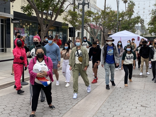 イベントで韓国の遊びを楽しむロサンゼルス市民ら＝７日、ロサンゼルス（聯合ニュース）