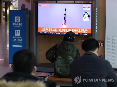 ソウル駅で北朝鮮の飛翔体に関するニュースを見つめる市民＝５日、ソウル（聯合ニュース）