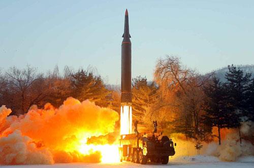北朝鮮「極超音速ミサイル」発射実験　７００キロ先の標的命中