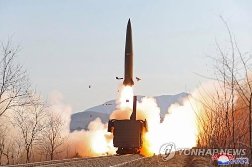 朝鮮中央通信が公開した１４日の鉄道機動ミサイル連隊の発射の様子＝（朝鮮中央通信＝聯合ニュース）