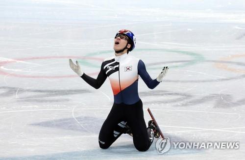 ２月９日、ショートトラック男子１５００メートルで北京五輪の韓国勢初となる金メダルを獲得した黄大憲（ファン・デホン）＝（聯合ニュース）