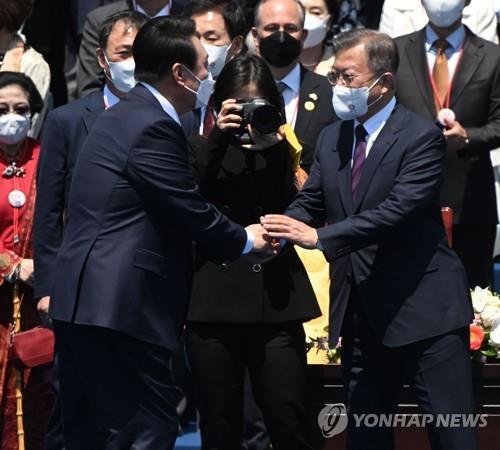 韓国新大統領の就任式 尹 文氏が握手 歴代大統領の家族も出席 聯合ニュース
