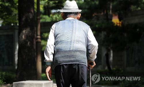 韓国の世論調査会社４社が実施した調査の結果、高齢者の定義を現在の満６５歳から満７０歳以上に引き上げることに対し６２％が賛成した（資料写真）＝（聯合ニュース）