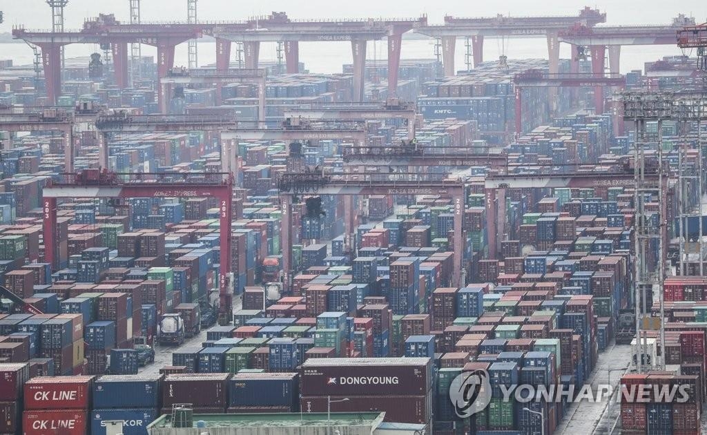 コンテナが積み重なる釜山港（資料写真）＝（聯合ニュース）