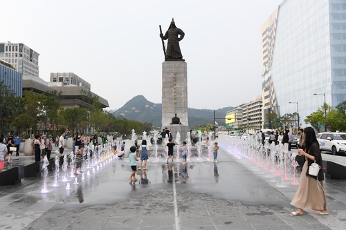 リニューアルしたソウル・光化門広場　週末夕方の流動人口１２％増