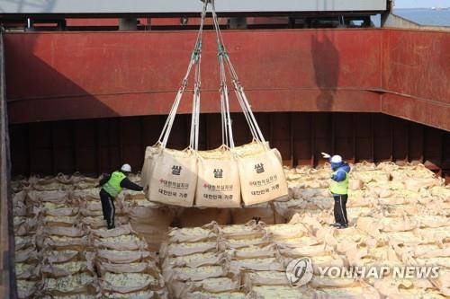 ２０１０年、韓国西部・群山港で北朝鮮に送るコメが積み込まれている＝（聯合ニュース）