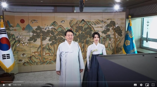 秋夕のあいさつをする尹大統領夫妻（大統領室提供）＝（聯合ニュース）≪転載・転用禁止≫