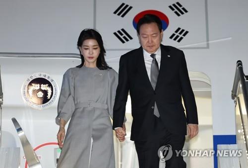 ニューヨークの空港に到着し、専用機から降りる尹大統領夫妻＝１９日、ニューヨーク（聯合ニュース）