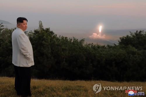 北朝鮮の朝鮮中央通信は１０日、金正恩氏が戦術核運用部隊の訓練を現地指導したと報じた＝（朝鮮中央通信＝聯合ニュース）≪転載・転用禁止≫