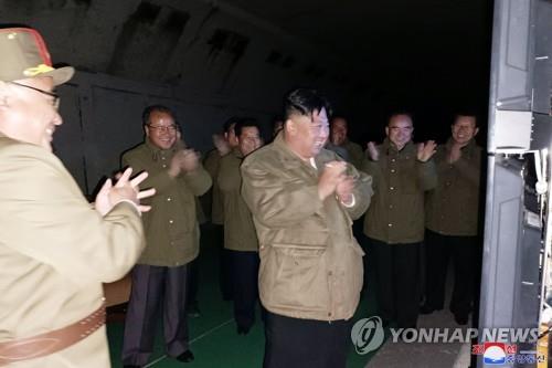 北朝鮮の朝鮮中央通信は、金正恩国務委員長が１２日に戦術核運用部隊の長距離戦略巡航ミサイルの試射を現地指導したと報じた＝１３日、平壌（朝鮮中央通信＝聯合ニュース）≪転載・転用禁止≫