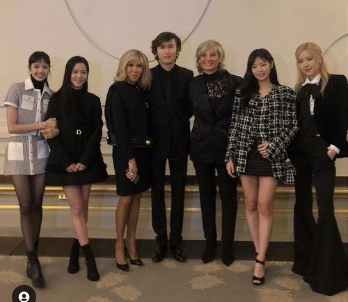マクロン大統領夫人のブリジットさん（左から３人目）とＢＬＡＣＫＰＩＮＫのメンバーら（バイオリニストのダニエル・ロザコヴィッチさんのインスタグラムより）＝（聯合ニュース）≪転載・転用禁止≫