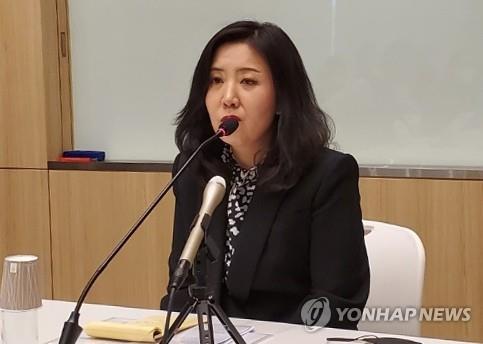 １６日、東京で局長級協議後、韓国報道陣に内容を説明する韓国外交部の徐旻廷・アジア太平洋局長＝（聯合ニュース）