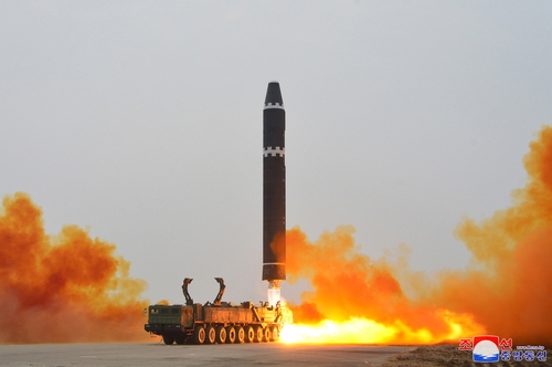 北朝鮮　ＩＣＢＭ「火星１５」発射と報道＝９８９キロ飛行