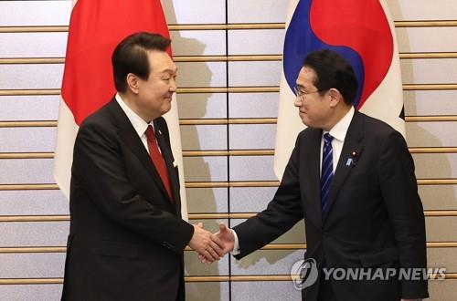 １６日に東京で開かれた首脳会談で握手を交わす尹錫悦（ユン・ソクヨル）大統領（左）と岸田文雄首相＝（聯合ニュース）