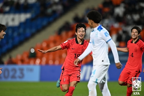 ホンジュラスが２点先行し、韓国は後半１３分と１７分の連続ゴールで追い付いた。同点ゴールを決めたパク・スンホ（中央、大韓サッカー協会提供）＝（聯合ニュース）≪転載・転用禁止≫　　