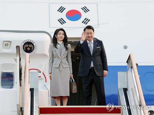 韓国の尹錫悦（ユン・ソクヨル）大統領が国連総会に出席するため、米ニューヨークに向けて京畿道・城南のソウル空港（軍用空港）を出発した。出発前にあいさつする尹大統領＝１８日、城南（聯合ニュース）