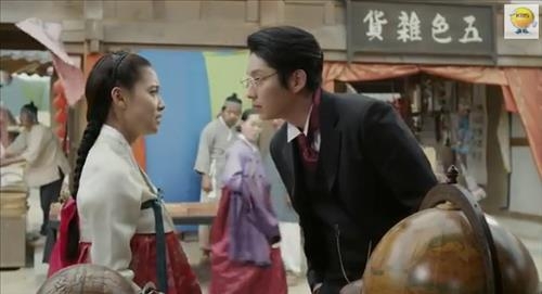 <"오랜만이군" 다시 만난 남녀배우들 '척척' 환상호흡> - 2