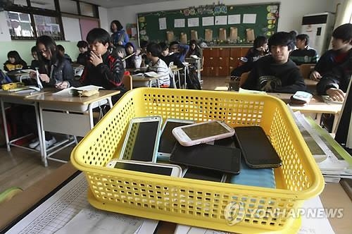 "스마트폰 금지한 학교, 성적 향상" - 2
