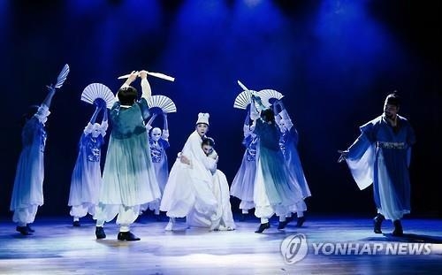"공연 보고 새참도 먹고"…전북 한옥상설공연 '눈길' - 3