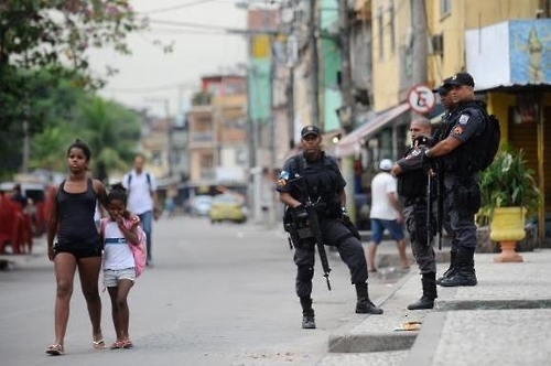 브라질의 빈민가에 배치된 경찰