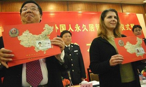 중국 영주권을 받고 기뻐하는 외국인들 [글로벌 타임스 화면 캡처]