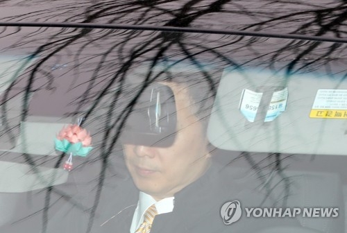 유영하 변호사가 지난 5일 오전 박근혜 전 대통령 접견을 위해 경기도 의왕시 서울구치소로 들어가고 있다. 
