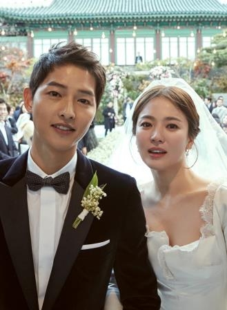 결혼식 올린 송중기(왼쪽)-송혜교